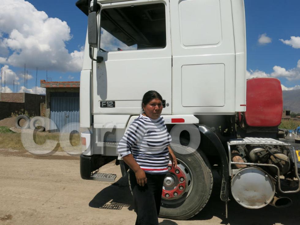 Brava mujer demuestra destreza manejando pesado trailer (VIDEO)