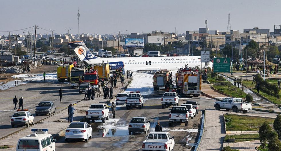 Esta fotografía tomada en la ciudad de Bandar-e Mahshahr, en el suroeste de Irán, muestra un avión McDonnell Douglas MD-83 de Caspian Airlines rodeado de equipos de emergencias. (AFP)