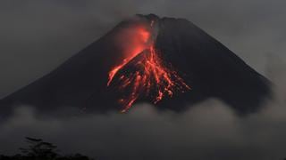Merapi, uno de los volcanes más activos del mundo, entra en erupción en Indonesia