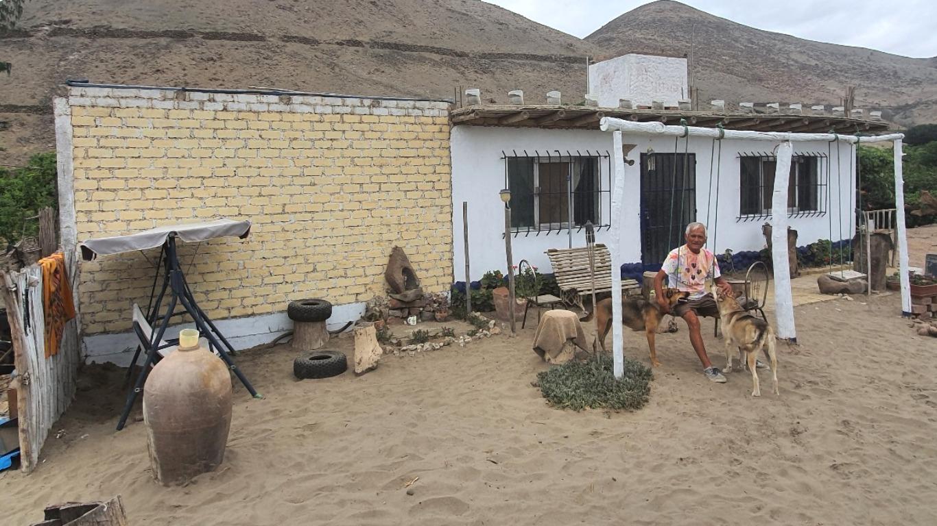 El hogar de 'Manolo', en donde pasa sus días y noches recostado en la compañía de sus mascotas. Foto: Bryan Ortiz.