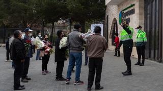 Policías impiden el paso a deudos que intentaron visitar a difuntos en cementerio Esperanza Eterna