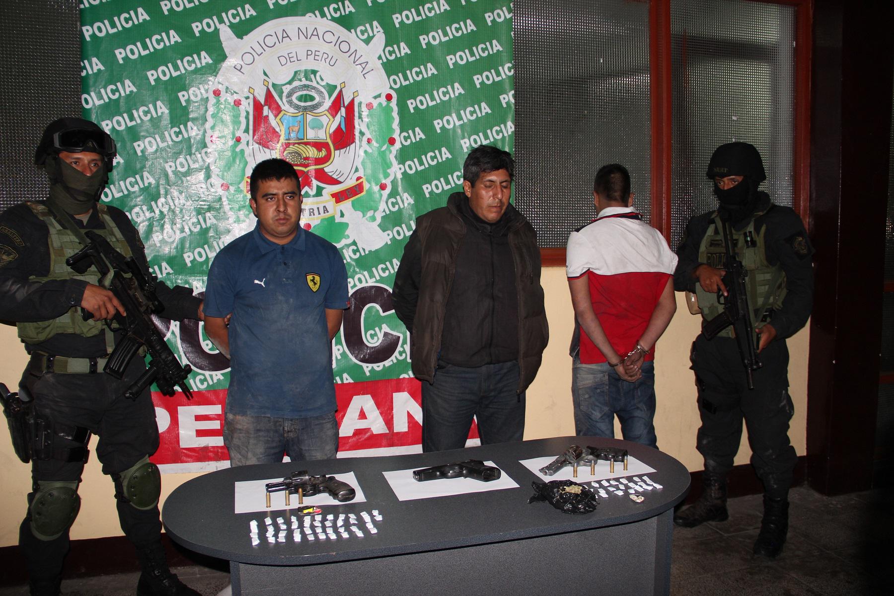 Policía captura a tres sujetos y los relaciona con doble crimen 