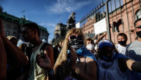 Manifestantes protestan contra el Gobierno, en medio de la fuerte polémica tras conocerse que se habían vacunado con privilegios diversas figuras cercanas al poder, hoy, en la Plaza de Mayo, en Buenos Aires (Argentina). (EFE/ Juan Ignacio Roncoroni).
