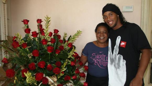 Ronaldinho, junto a su madre. Doña Miguelina. (Foto: Claudio Chaves)
