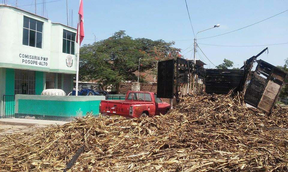 Chiclayo: Queman camión intervenido frente a comisaría en Pátapo