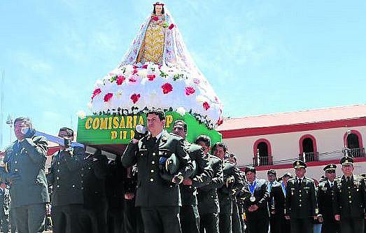 Puno: Policía Nacional rindió homenaje a Santa Rosa de Lima