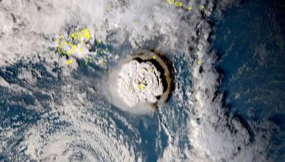 Una captura tomada de imágenes del satélite Himawari-8 de Japón y publicada por el Instituto Nacional de Información y Comunicaciones el 15 de enero de 2022 muestra la erupción volcánica que provocó un tsunami en Tonga. (AFP).