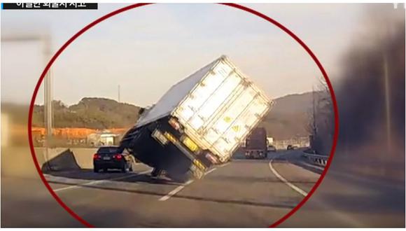 Mira cómo este conductor evita una tragedia con esta temeraria maniobra [VIDEO]