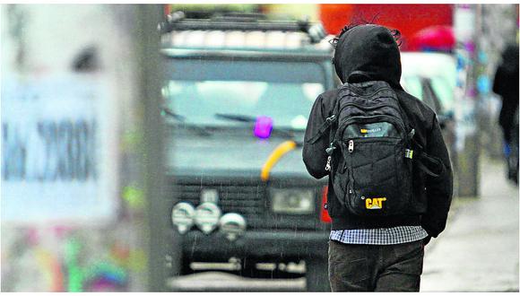 ​Adolescente con maleta en la mano llega de Huando buscando a su mamá