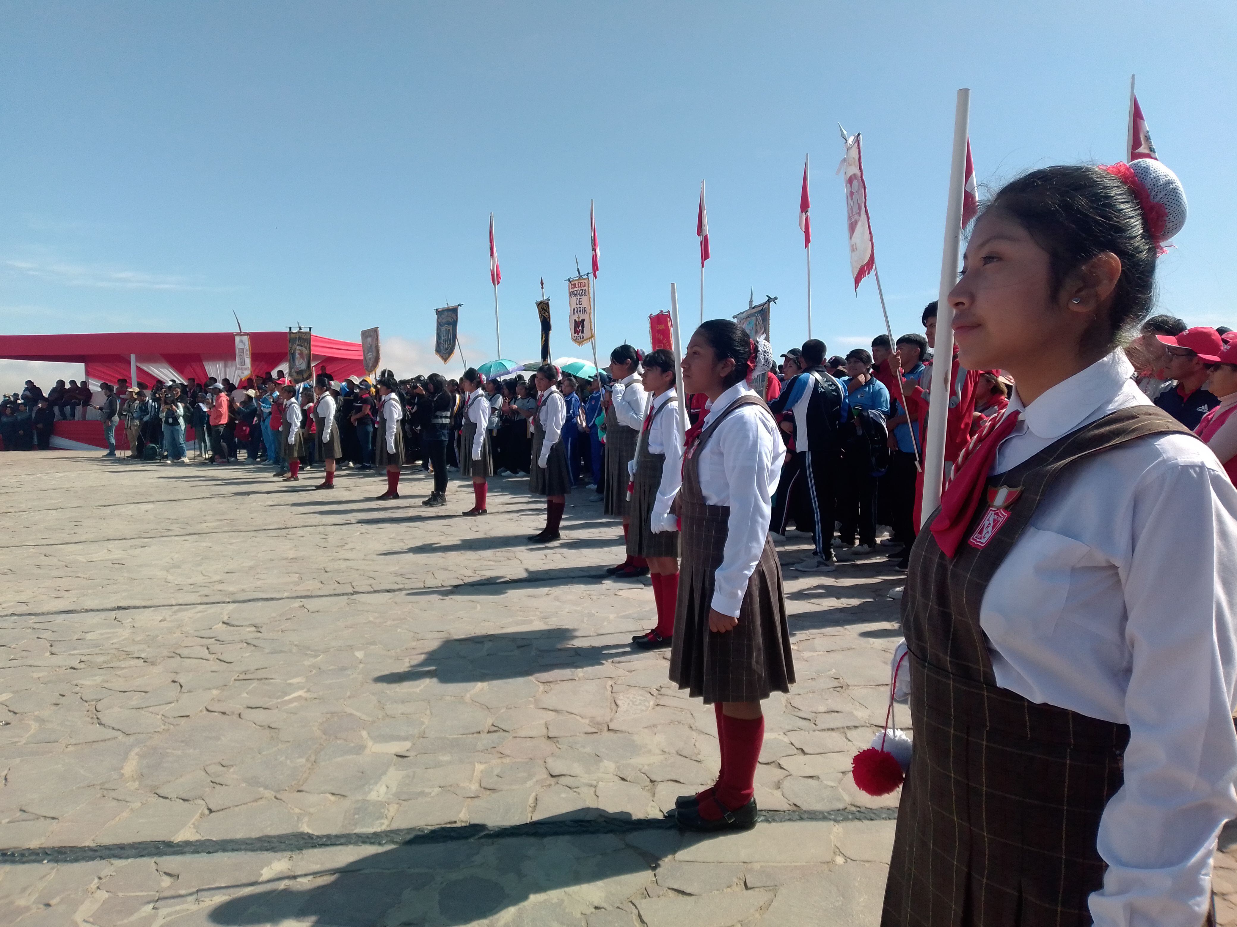 Delegaciones de 34 colegios de la región de Tacna se hacen presentes para participar en la actividad que concita la atención de propios y visitantes. (Foto: Adrian Apaza)
