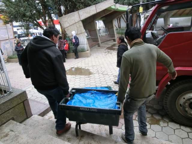 Decomisan javas de pollo por obstruir vía pública