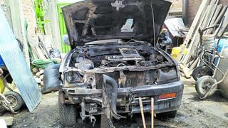 Explosiones despiertan a albañil y encuentra su carro quemándose en su cochera