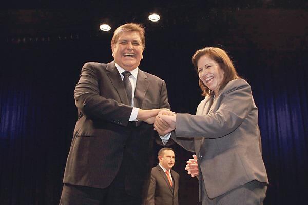 ​Alan García y Lourdes Flores juntos en mitin en SJM este viernes