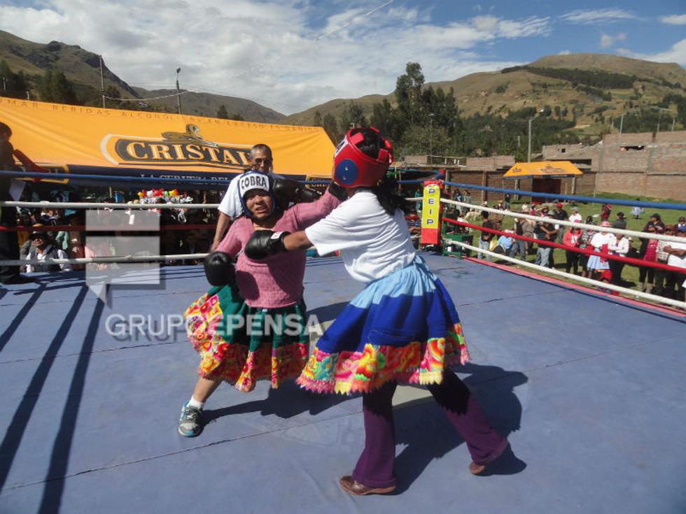 Wamblas se enfrentan con guantes y polleras 