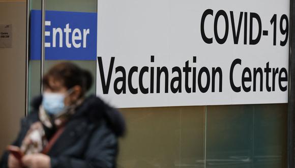 Desde que inició su campaña de vacunación, el Reino Unido ya ha inmunizado a más de 15 millones de personas de grupos prioritarios, convirtiéndose así en uno de los primeros países que lideran la tabla de inoculaciones contra el COVID-19.  (Foto de Tolga Akmen / AFP).