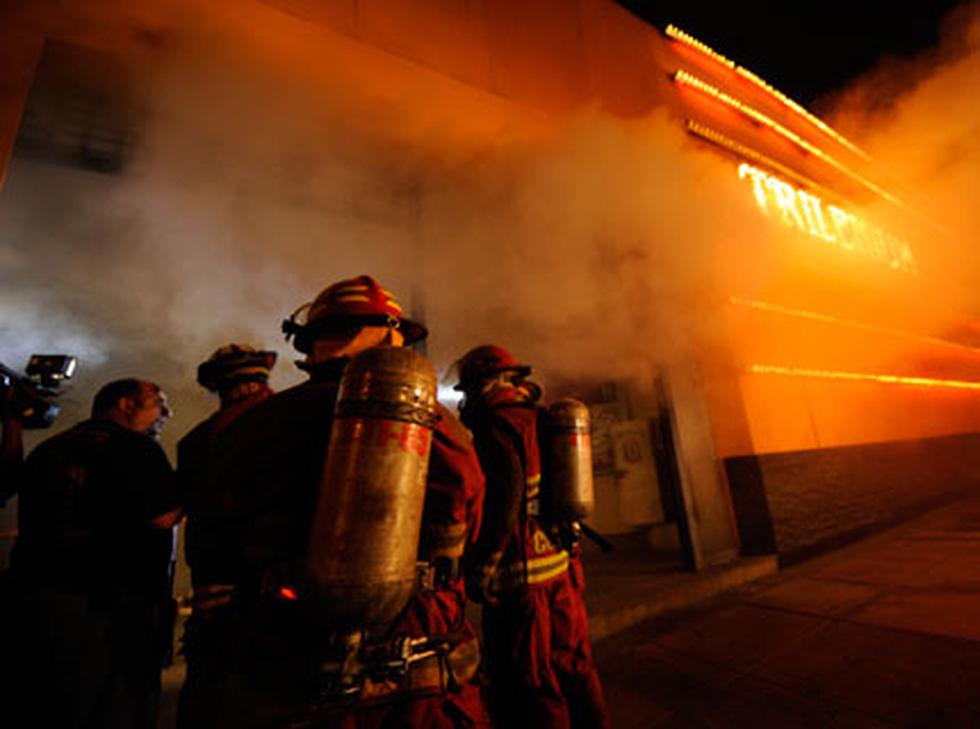 Incendio en sótano de centro comercial Plaza Camacho