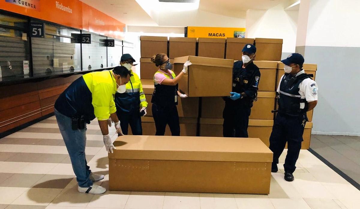 Ataúdes de cartón son almacenados este sábado en la terminal terrestre de Guayaquil (Ecuador). (Foto: EFE/Alcaldía de Guayaquil)