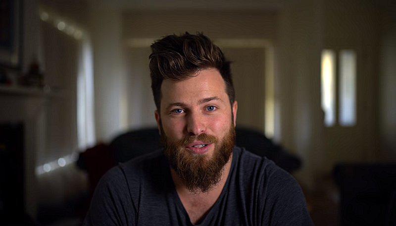 ​YouTube: joven adoptado busca a su madre biológica y envía emotivo mensaje