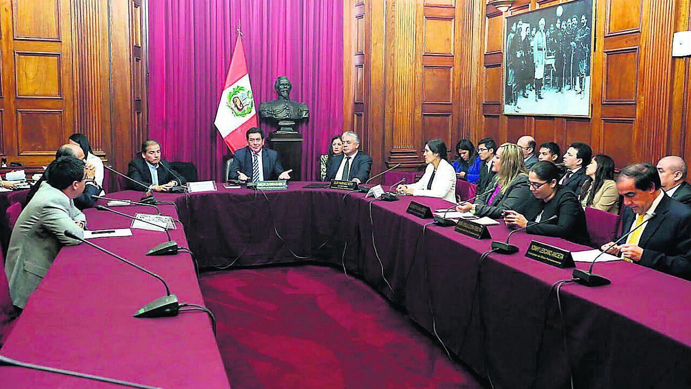 Mauricio Mulder y Yonhy Lescano tienen agria discusión en Ética