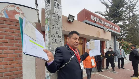 Regidor provincial de Tacna, Juan Llanqui se encadenó fuera de la MPT en protesta por no atenderse sus pedidos por los funcionarios y el alcalde.
