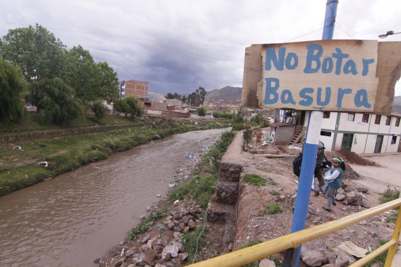 Hasta restos humanos van a parar al río Huatanay