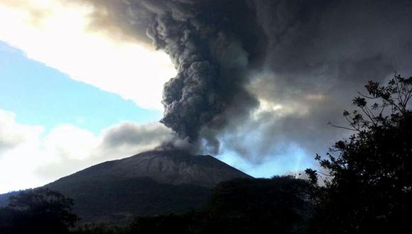 El volcán Chaparrastique arrojando cenizas y humo en San Miguel, 140 km al este de San Salvador, El Salvador el 29 de diciembre de 2013. (Foto de HECTOR GARAY / TELENOTICIAS 21 / AFP)