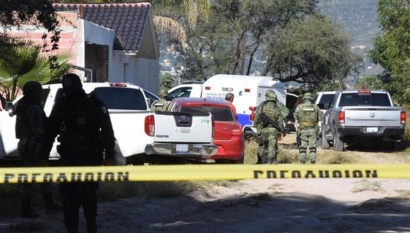 Miembros del Ejercito mexicano y peritos forenses trabajan en la zona donde ha tenido lugar un asesinato de una familia hoy, en la ciudad de León, en Guanajuato (México). (Foto de EFE/ Fernando Velázquez)