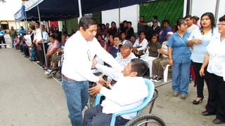 Piura: En Paita entregan sillas de rueda a personas con discapacidad