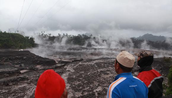 Los aldeanos observan el humo caliente del suelo luego de la erupción volcánica del Monte Semeru en Lumajang, Java Oriental, el 4 de diciembre de 2022. (Foto de PUTRI / AFP)