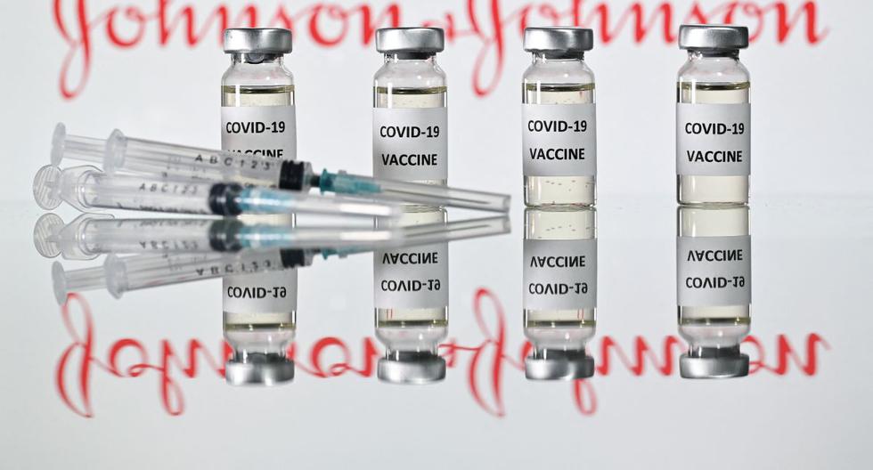 Imagen muestra viales con adhesivos de la vacuna COVID-19 y jeringas con el logotipo de la compañía farmacéutica estadounidense Johnson & Johnson en Londres. (JUSTIN TALLIS / AFP).