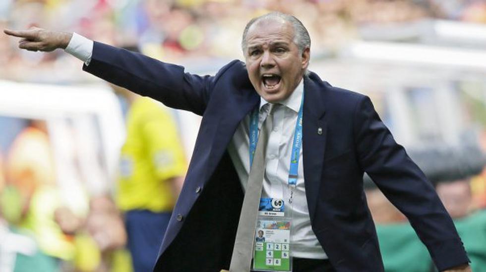 Brasil 2014: Cibernautas crean divertidos memes por blooper de Sabella que casi cae al piso (Fotos)