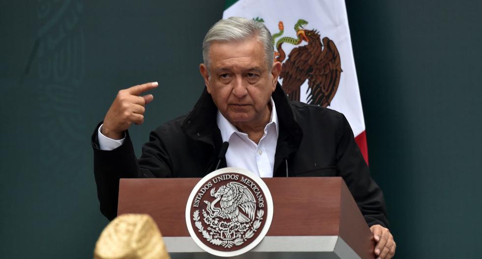 El presidente de México, Andrés Manuel López Obrador, habla durante una reunión con familiares de los estudiantes de la escuela de formación docente de Ayotzinapa en el Palacio Nacional de la Ciudad de México. (AFP / RODRIGO ARANGUA).
