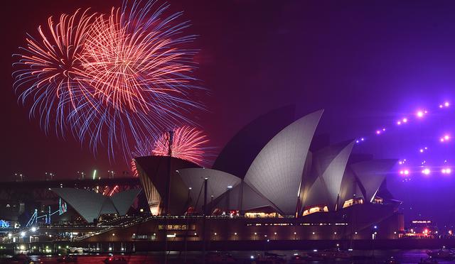 El cielo de Sydney se iluminó con los fuegos artificiales por la llegada del año nuevo 2020. (Foto: AFP)