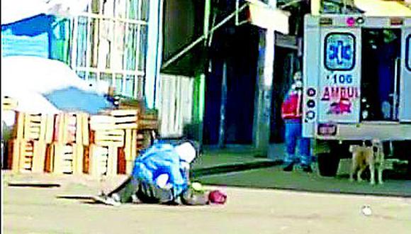 Paciente sospechoso de coronavirus se desvanece en la calle