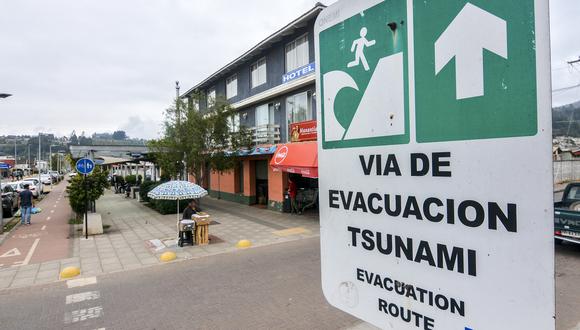 Letreros en Dichato, al sur de Santiago de Chile, residentes directos a las rutas de evacuación por tsunami. (Foto: GUILLERMO SALGADO / AFP)