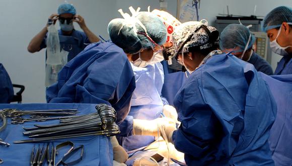 Niña de 10 años recibe con éxito un implante de corazón artificial en Colombia 