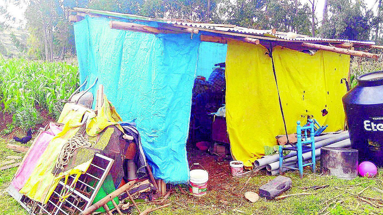 Sujeto estafa a su esposa y ella construye precaria vivienda para albergar a sus hijos 