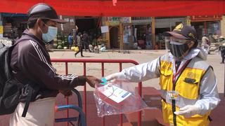 Municipios de Cusco y Huaraz distribuyen protectores faciales a usuarios del transporte urbano