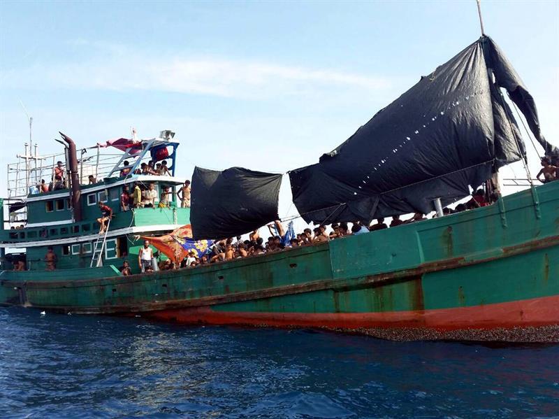 Malasia obliga a dar media vuelta a dos barcos con 600 migrantes a bordo