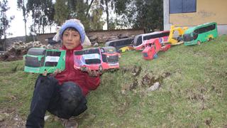 Leonel, el niño de 11 años que hizo su flota de buses a escala con cartón, en Huancavelica (VIDEO)