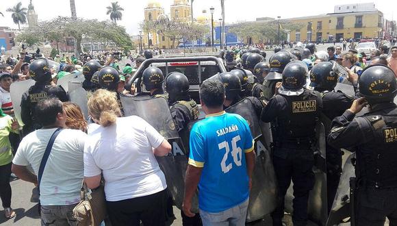 Trujillo: Regidoras se salvaron de ser linchadas por trabajadores del Segat (FOTOS Y VIDEO)