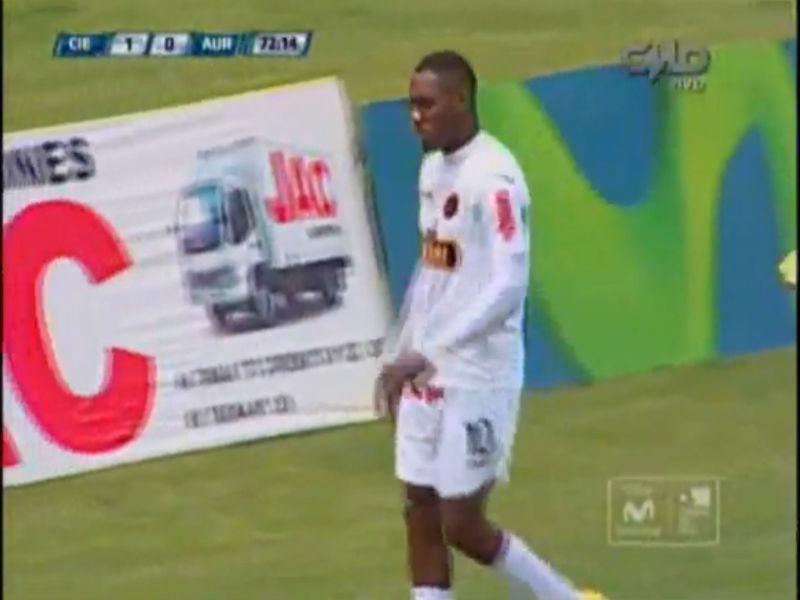 Lamentable: Luis Tejada abandonó la cancha por insultos racistas