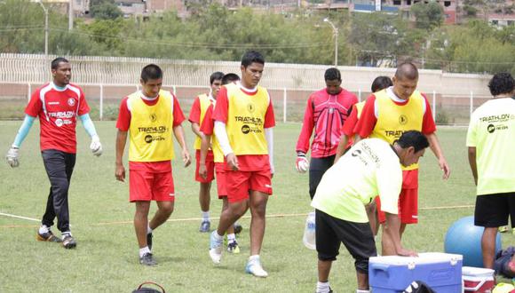 Jugadores del León de Huánuco entrenan en campo de fulbito