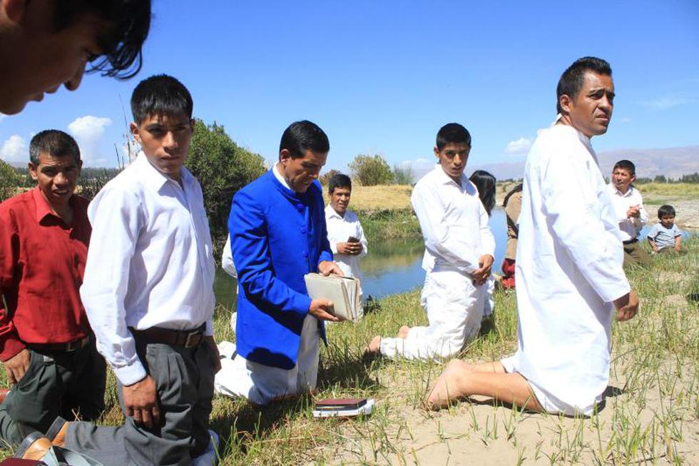 En riachuelo orates reciben bautizo cristiano (FOTOS)