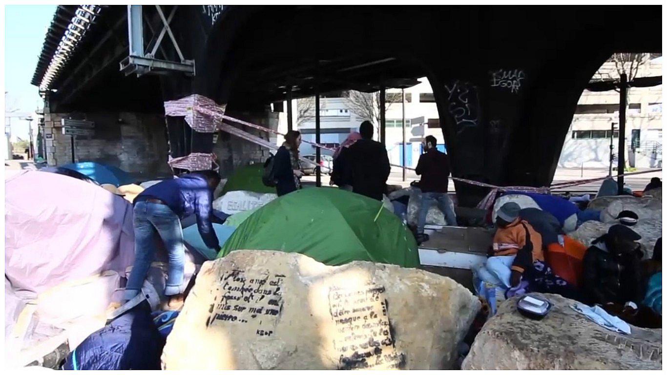 Escultores franceses se solidarizan con inmigrantes que duermen en las calles de París (VIDEO)