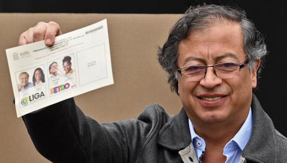 El izquierdista mostró su papeleta tras votar en la segunda vuelta de las elecciones presidenciales en Colombia. (Juan BARRETO / AFP).