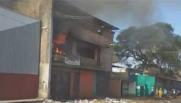 Piura: Se registra fuerte incendio en fábrica de colchones (VIDEO)