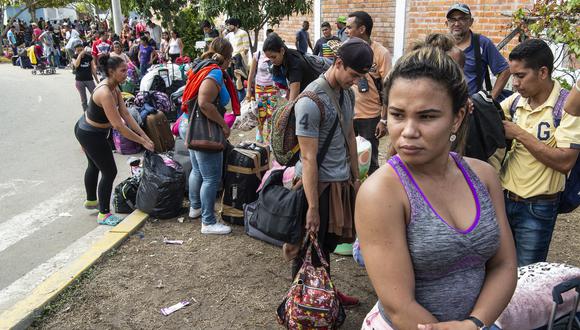 Si bien no hay cifras oficiales de retornados, un tercio de venezolanos tiene deseos de emigrar, según un estudio de opinión, que ratifica que la percepción general del país es negativa. (Foto: Cris BOURONCLE / AFP)