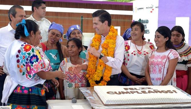 ​Enrique Peña Nieto desata burlas tras incidente con pastel de cumpleaños (VIDEO)