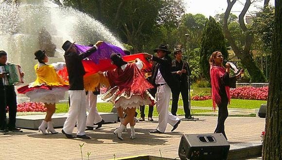 Grupos y cantante folklórica saludan a Puno desde la capital